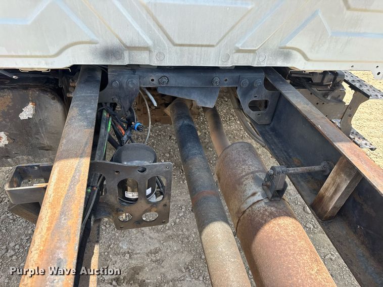 image for item DV4241 2006 International 4300 truck cab and chassis