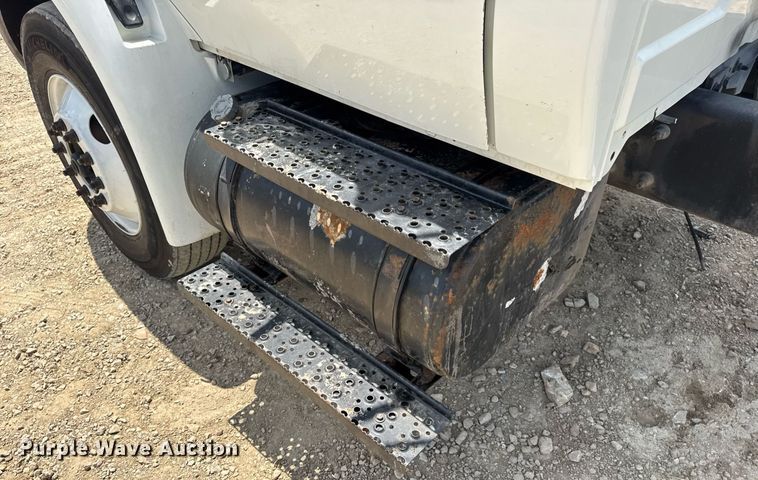 image for item DV4241 2006 International 4300 truck cab and chassis