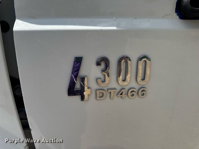 image for item DV4241 2006 International 4300 truck cab and chassis