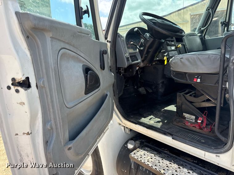 image for item DV4241 2006 International 4300 truck cab and chassis