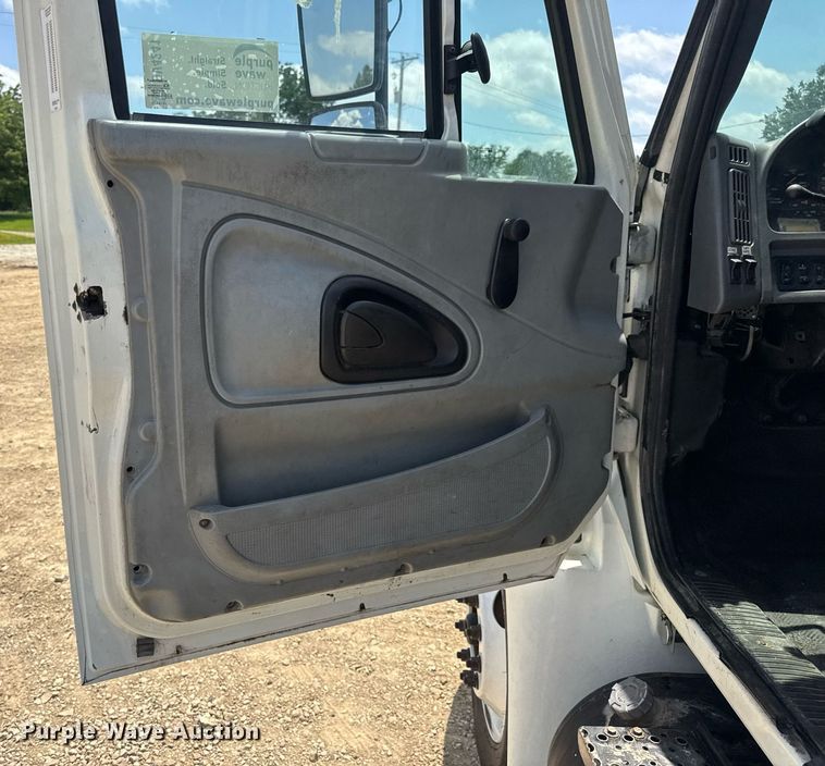 image for item DV4241 2006 International 4300 truck cab and chassis