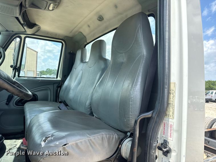 image for item DV4241 2006 International 4300 truck cab and chassis