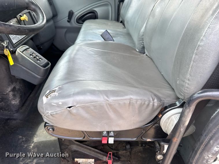 image for item DV4241 2006 International 4300 truck cab and chassis