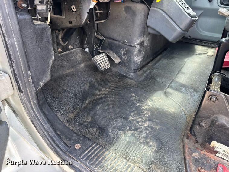 image for item DV4241 2006 International 4300 truck cab and chassis