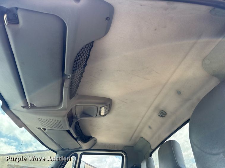 image for item DV4241 2006 International 4300 truck cab and chassis