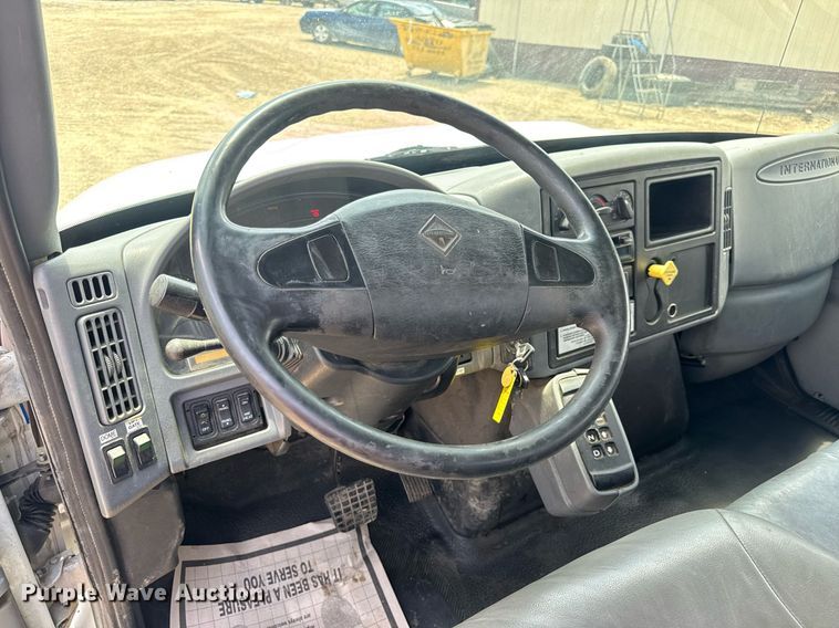 image for item DV4241 2006 International 4300 truck cab and chassis