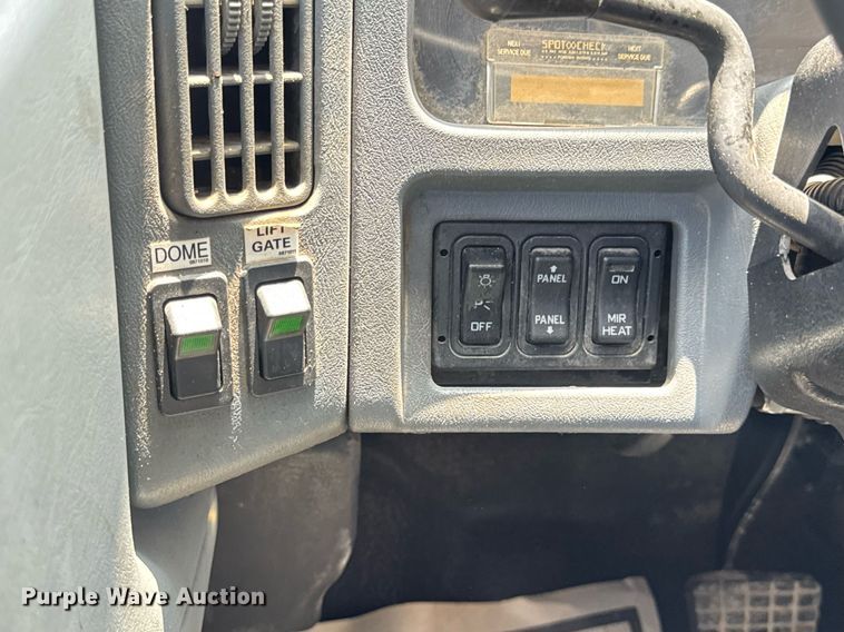 image for item DV4241 2006 International 4300 truck cab and chassis