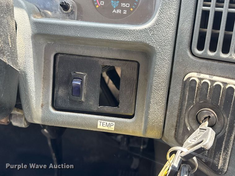 image for item DV4241 2006 International 4300 truck cab and chassis