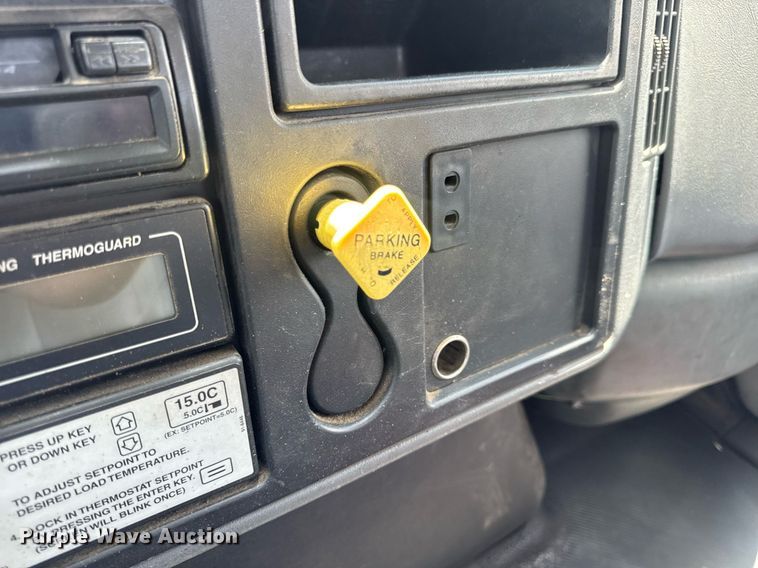 image for item DV4241 2006 International 4300 truck cab and chassis