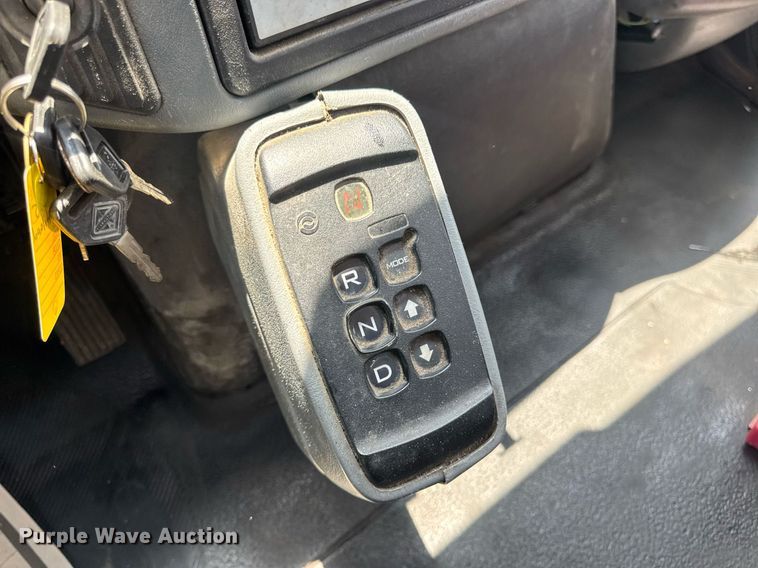 image for item DV4241 2006 International 4300 truck cab and chassis