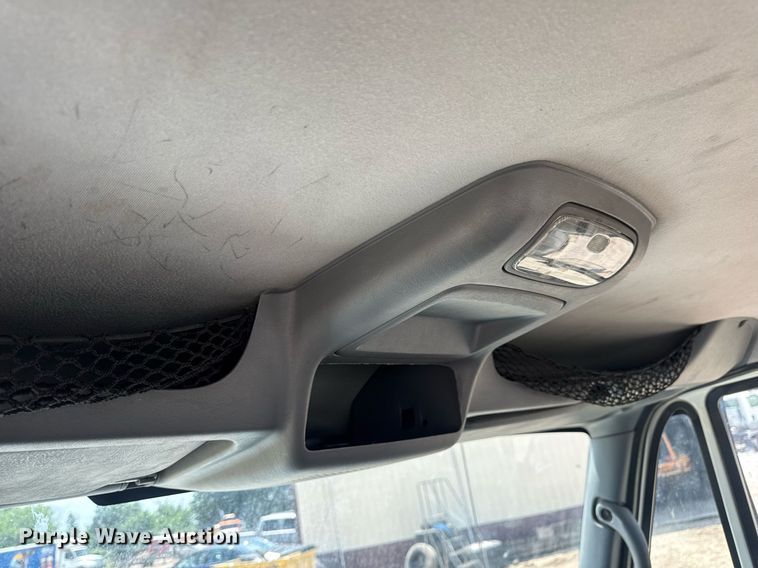 image for item DV4241 2006 International 4300 truck cab and chassis