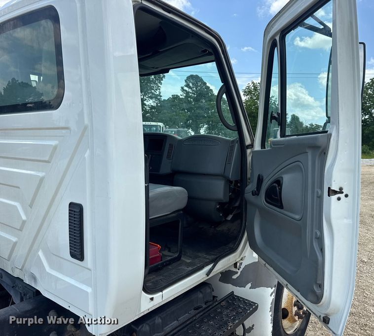 image for item DV4241 2006 International 4300 truck cab and chassis