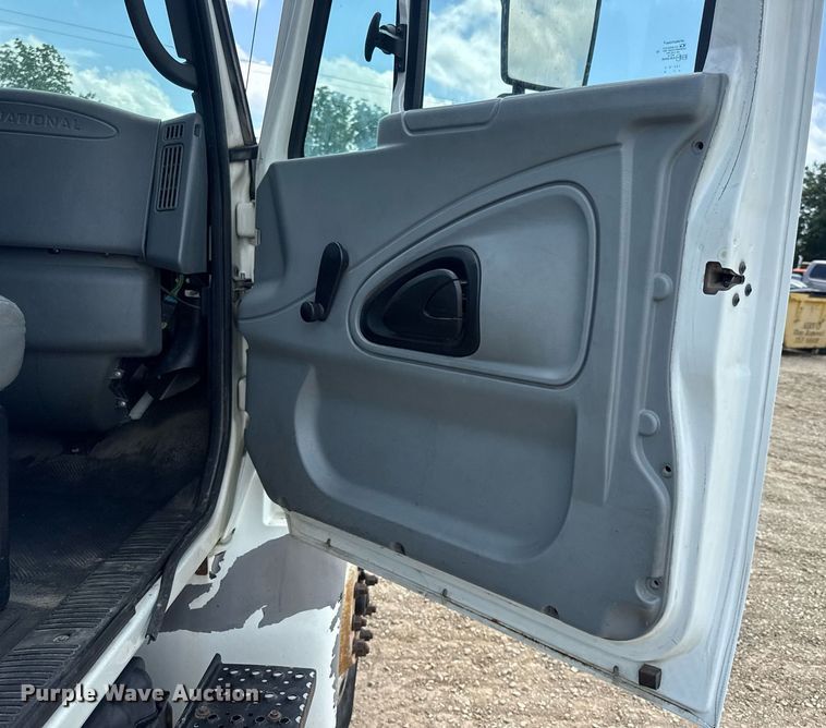 image for item DV4241 2006 International 4300 truck cab and chassis