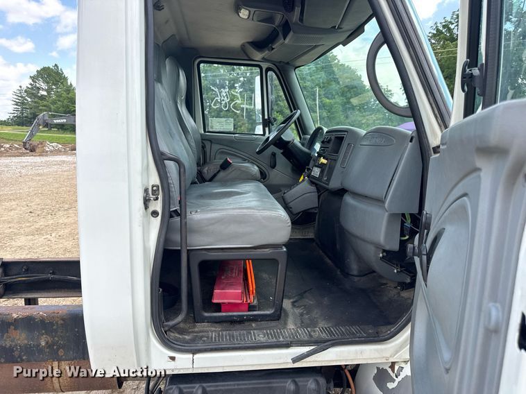 image for item DV4241 2006 International 4300 truck cab and chassis