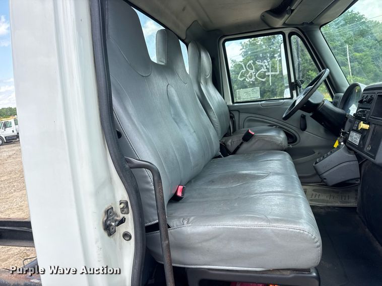 image for item DV4241 2006 International 4300 truck cab and chassis