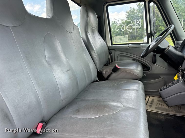 image for item DV4241 2006 International 4300 truck cab and chassis