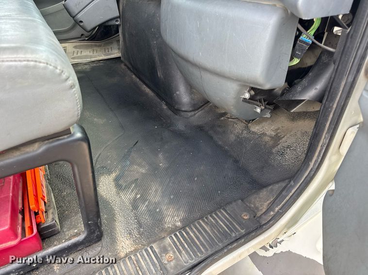 image for item DV4241 2006 International 4300 truck cab and chassis