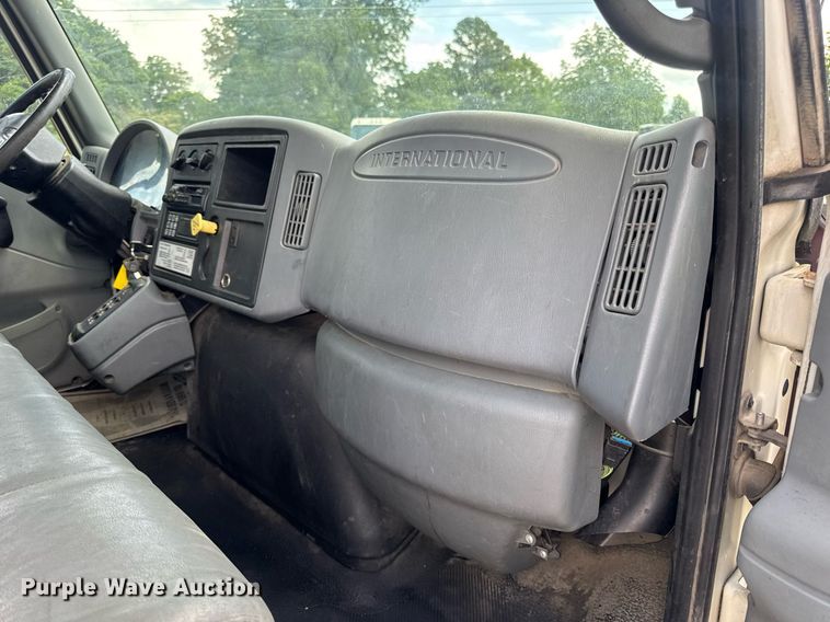 image for item DV4241 2006 International 4300 truck cab and chassis