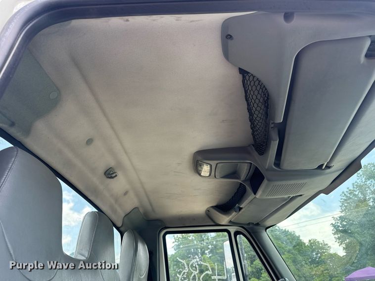 image for item DV4241 2006 International 4300 truck cab and chassis