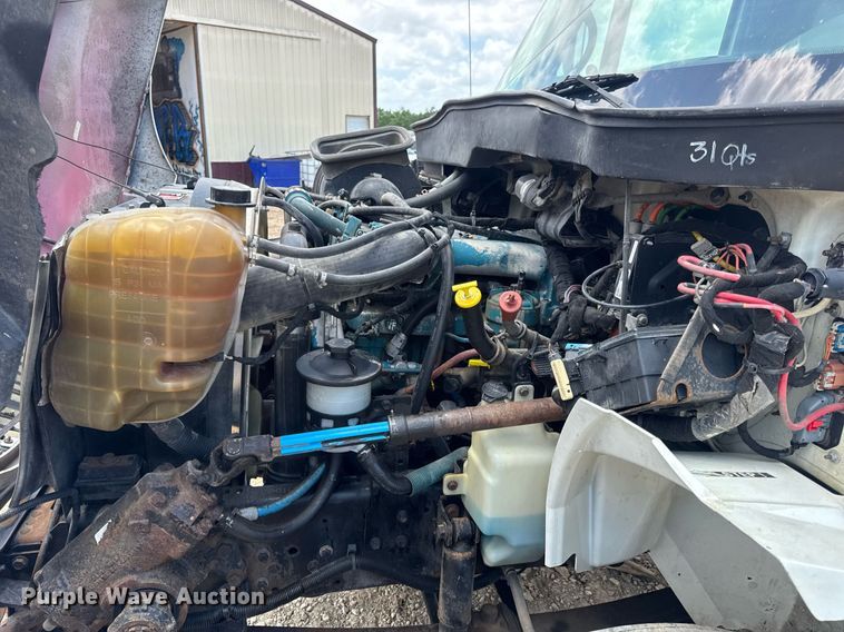 image for item DV4241 2006 International 4300 truck cab and chassis