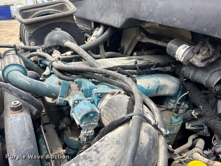 image for item DV4241 2006 International 4300 truck cab and chassis