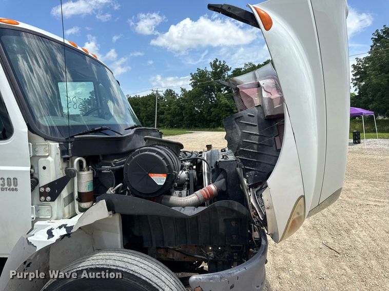 image for item DV4241 2006 International 4300 truck cab and chassis