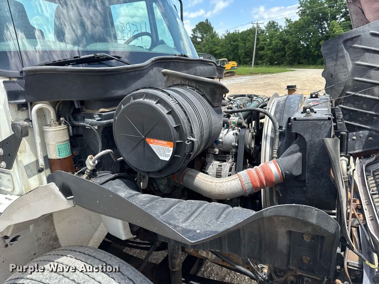 image for item DV4241 2006 International 4300 truck cab and chassis