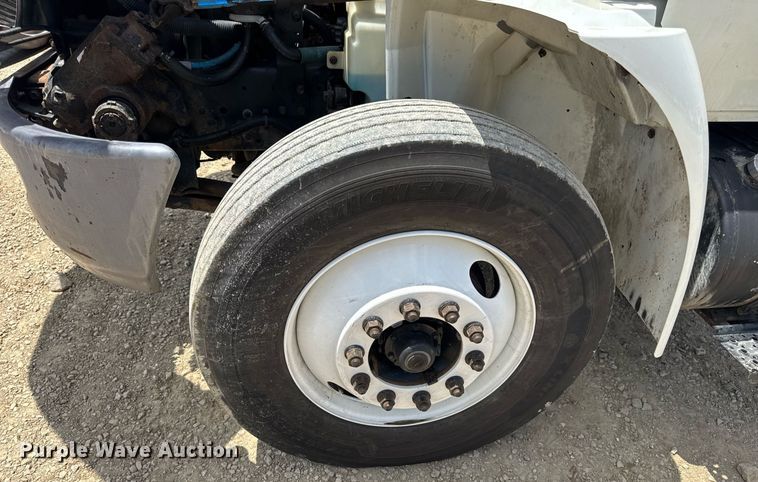 image for item DV4241 2006 International 4300 truck cab and chassis