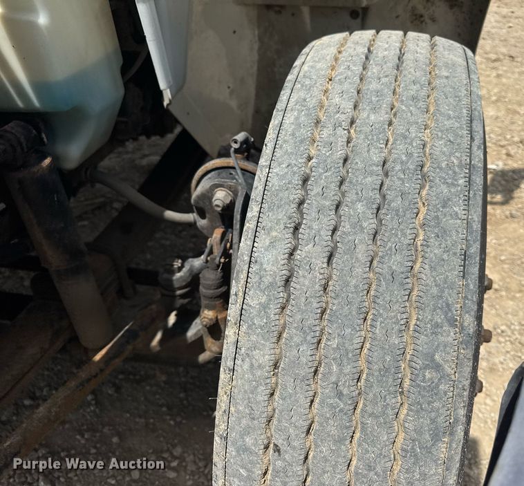 image for item DV4241 2006 International 4300 truck cab and chassis