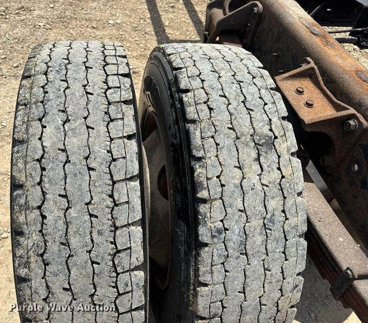 image for item DV4241 2006 International 4300 truck cab and chassis