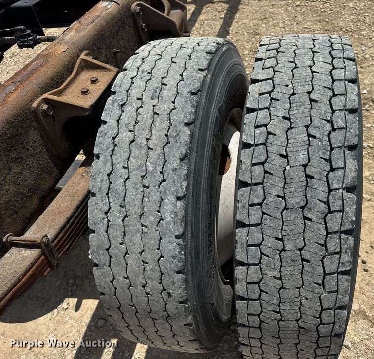 image for item DV4241 2006 International 4300 truck cab and chassis