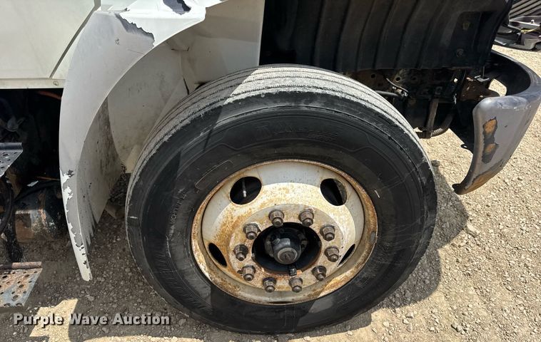 image for item DV4241 2006 International 4300 truck cab and chassis