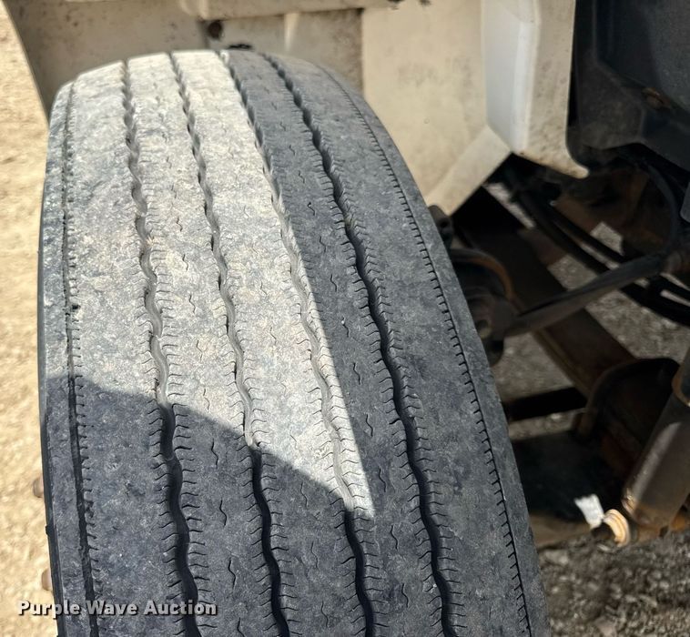 image for item DV4241 2006 International 4300 truck cab and chassis