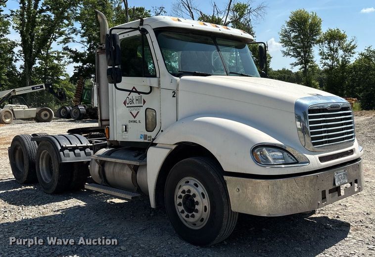 image for item DW7103 2006 Freightliner Columbia semi truck