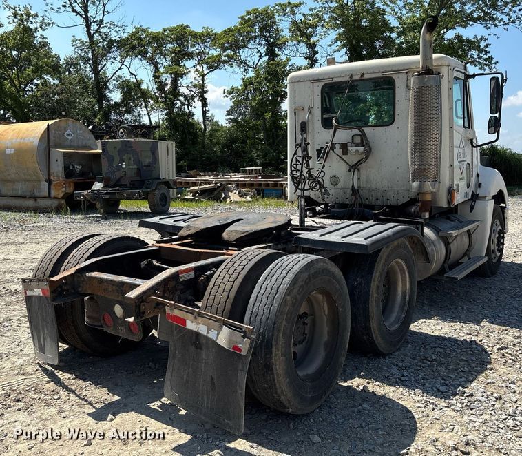 image for item DW7103 2006 Freightliner Columbia semi truck