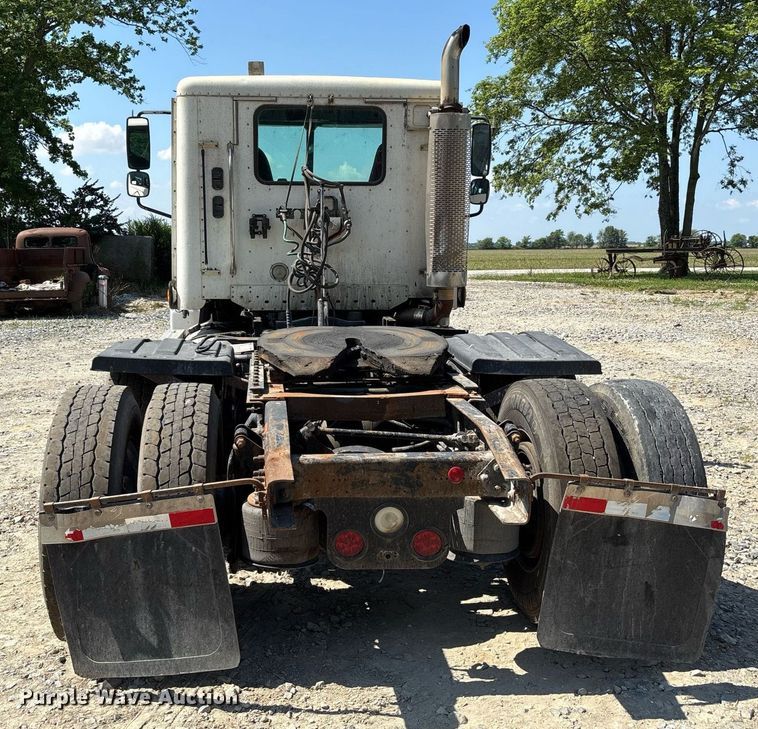 image for item DW7103 2006 Freightliner Columbia semi truck