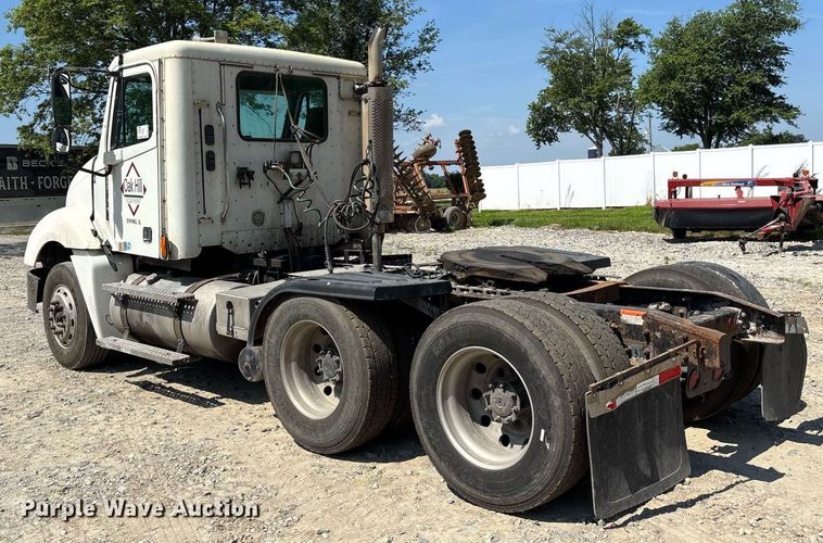 image for item DW7103 2006 Freightliner Columbia semi truck