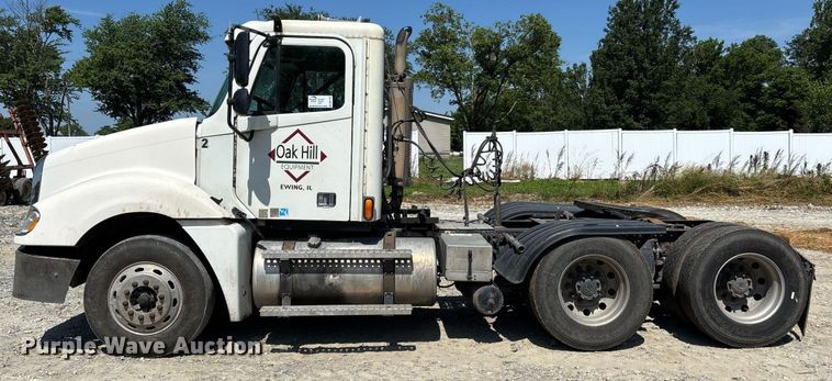 image for item DW7103 2006 Freightliner Columbia semi truck