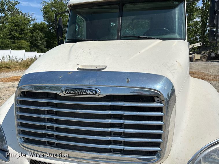 image for item DW7103 2006 Freightliner Columbia semi truck