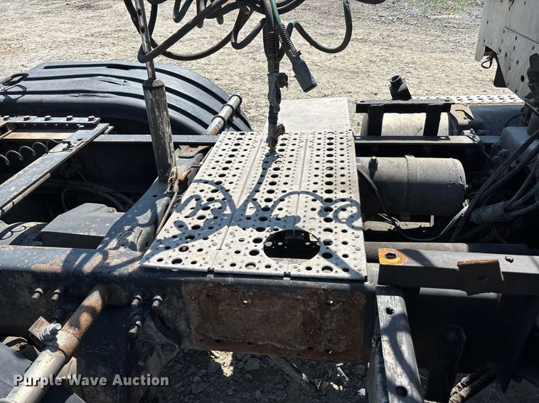 image for item DW7103 2006 Freightliner Columbia semi truck