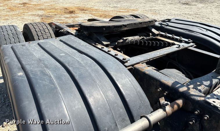 image for item DW7103 2006 Freightliner Columbia semi truck