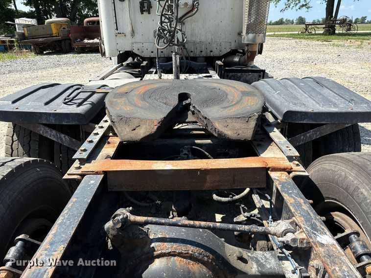 image for item DW7103 2006 Freightliner Columbia semi truck