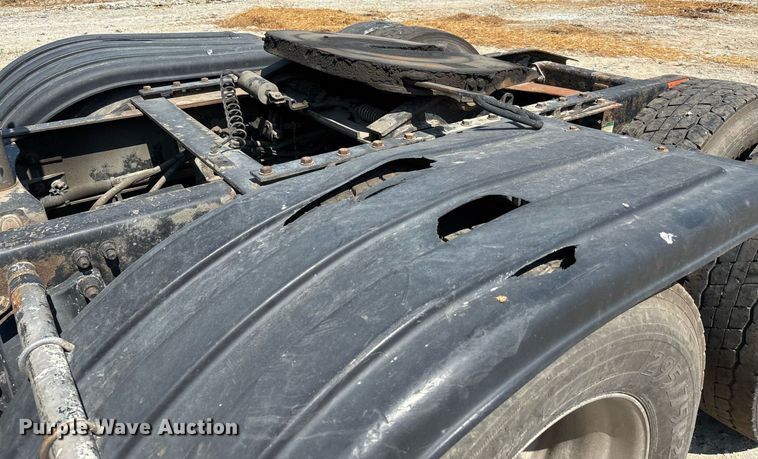 image for item DW7103 2006 Freightliner Columbia semi truck