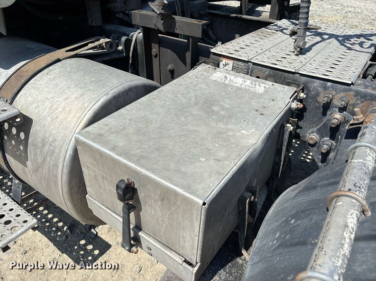 image for item DW7103 2006 Freightliner Columbia semi truck