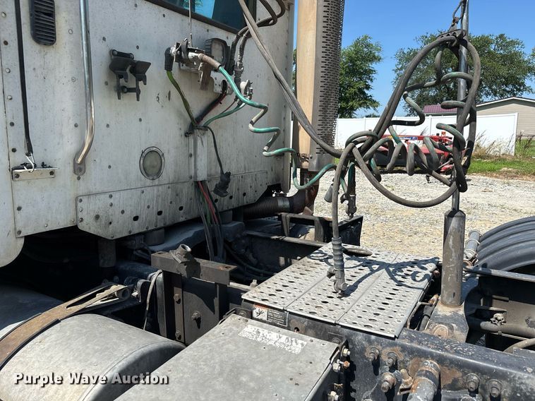 image for item DW7103 2006 Freightliner Columbia semi truck