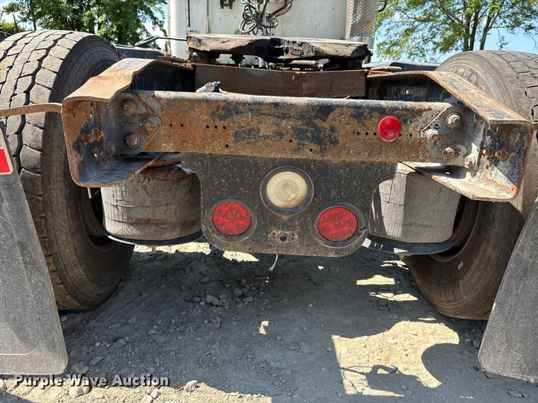 image for item DW7103 2006 Freightliner Columbia semi truck