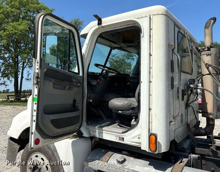 image for item DW7103 2006 Freightliner Columbia semi truck