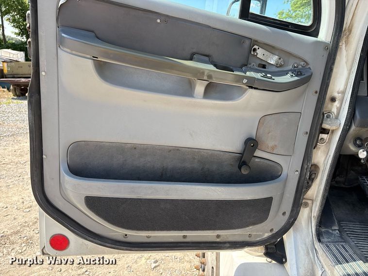 image for item DW7103 2006 Freightliner Columbia semi truck