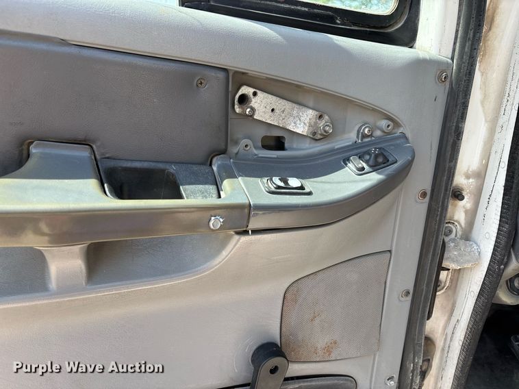 image for item DW7103 2006 Freightliner Columbia semi truck