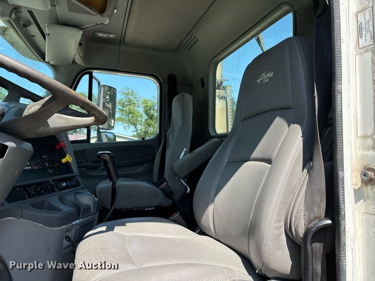 image for item DW7103 2006 Freightliner Columbia semi truck